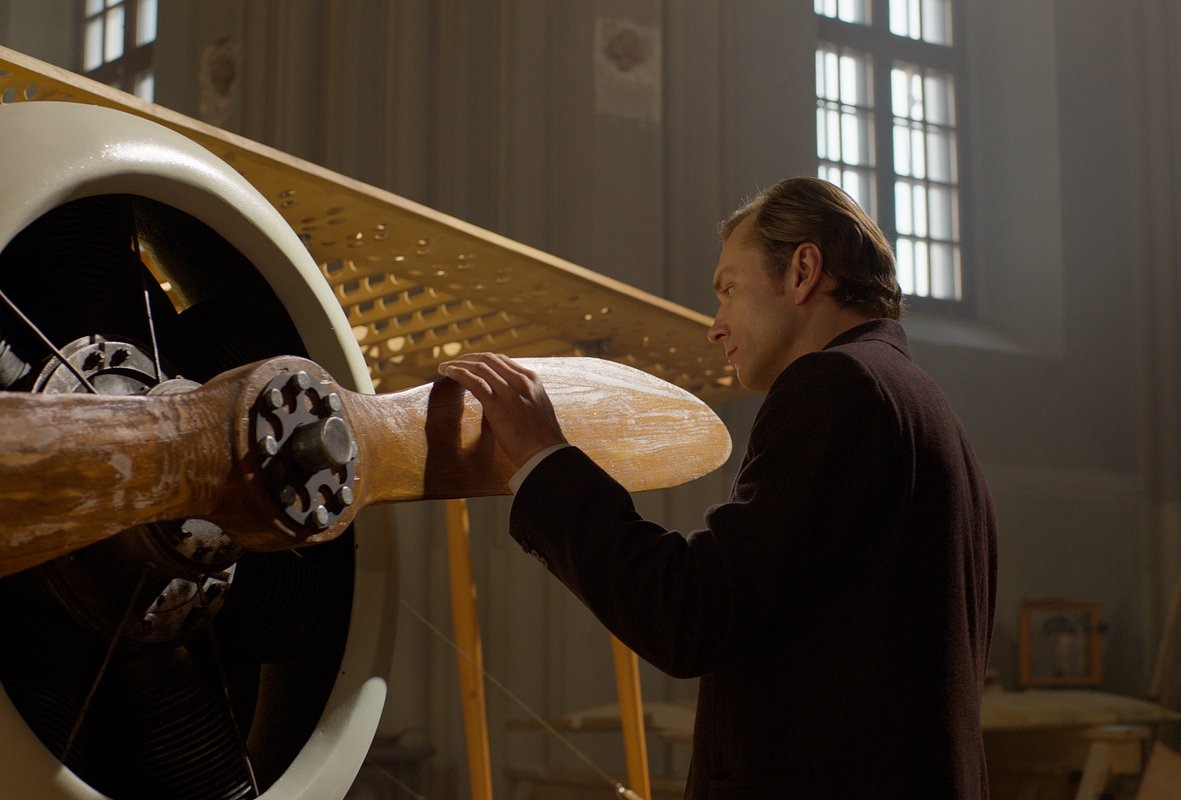 Кадр из к/ф «Авиатор» (2025), реж. Егор Кончаловский