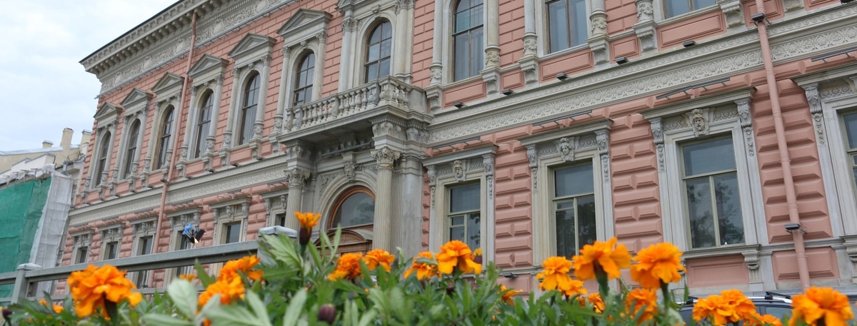    В 1990-х одним из претендентов на особняк, расположенный на берегу Невы, была нефтяная компания "Лукойл" Автор фото: архив "ДП"