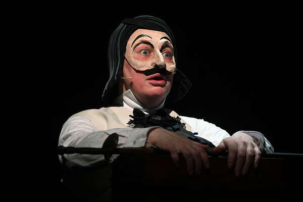 Актриса Мария Аронова (Она) в сцене из спектакля «Мертвые души» в Государственном академическом театре имени Евгения Вахтангова в Москве, 2021 год / Владимир Федоренко/РИА «Новости»   📷