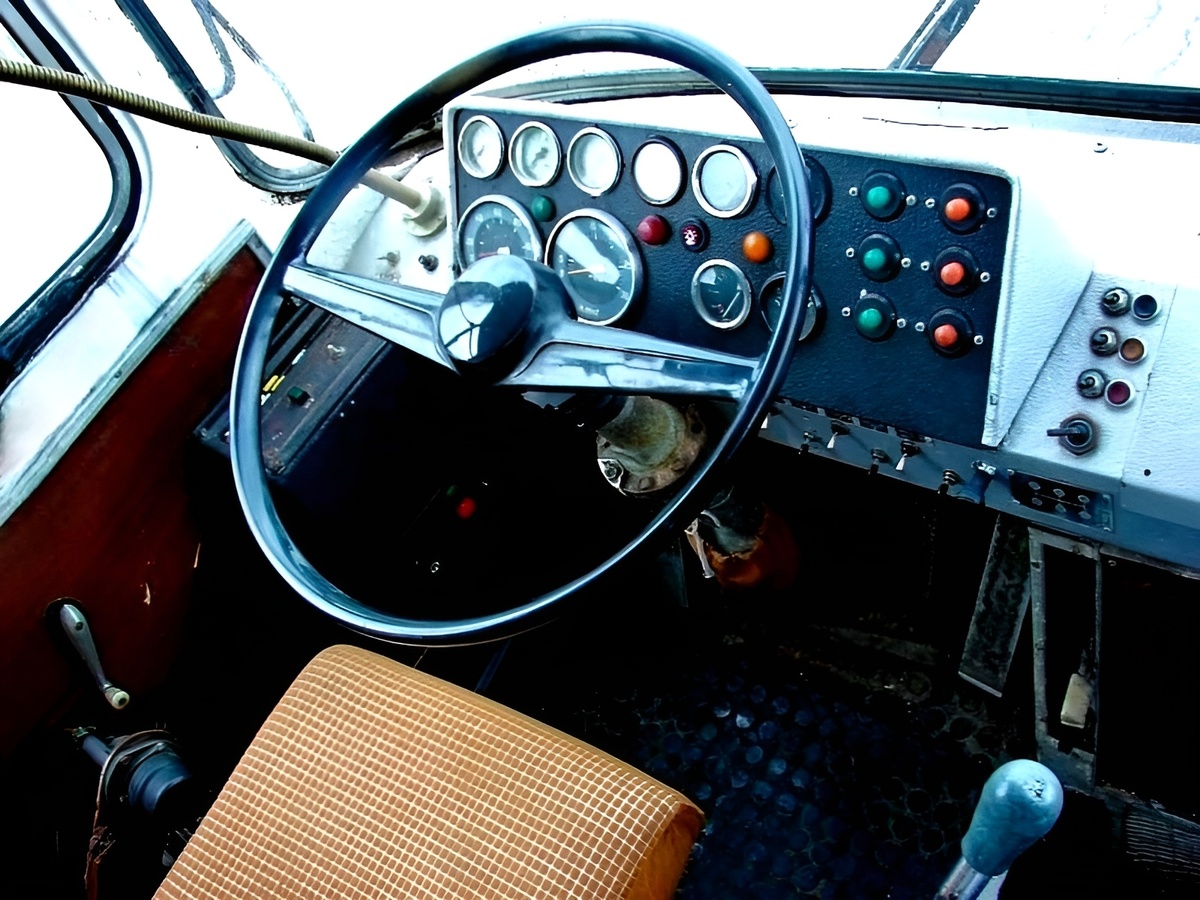 Общий вид водительской части автобусов IKARUS 556 & IKARUS 180. Все приборы , переключатели расположены очень удобно. В поле зрения и под рукой.