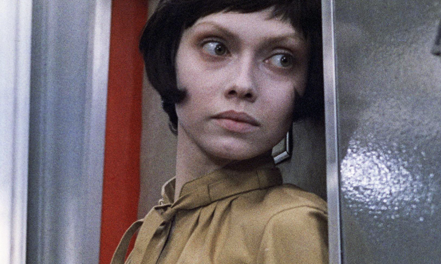 Муж оказался обманщиком, которому нужна была только квартира. Как брак с провинциальным парнем обернулся адом для "инопланетянки Нийи"