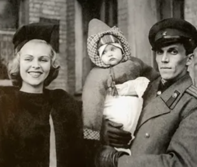 Маленькая Лена с родителями