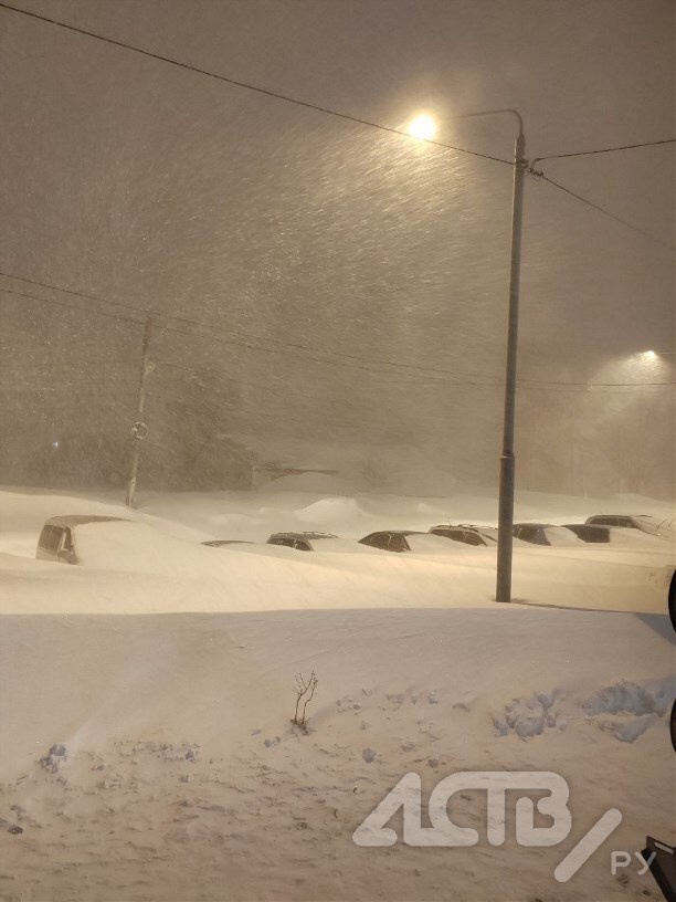 Источник фото АСТВ - https://astv.ru/news/criminal/2024-01-24-yuzhno-sahalinsk-zamelo-lyudi-idut-po-ulicam-po-grud-v-snegu