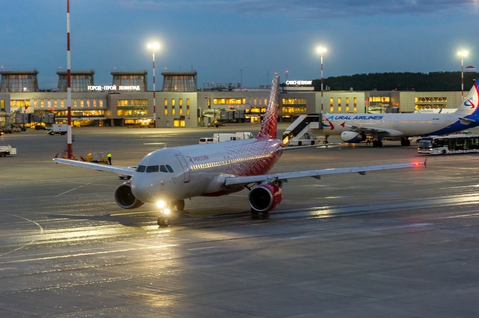    Аэропорт "Пулково" закрыли из-за плана "Ковер" в ночь на 27 марта. Олег ЗОЛОТО