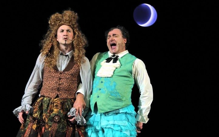 На сцене театра