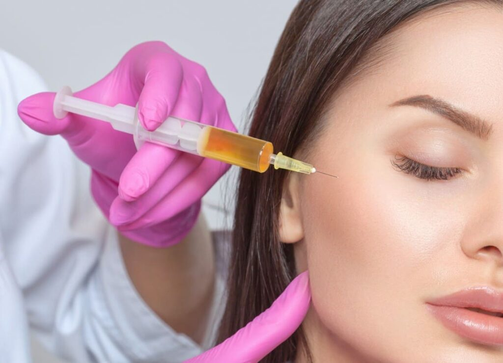 Плазмолифтинг — это амбулаторная процедура длительностью около часа, которая проходит поэтапно и не требует сложной подготовки в день сеанса.