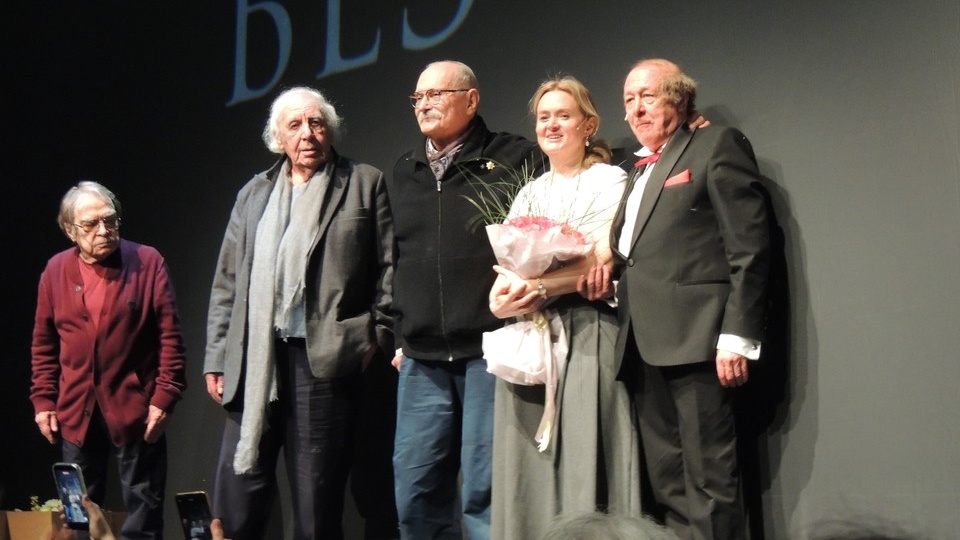 Михаил Ефремов приник к руке Никиты Михалкова: как прошла светская премьера спектакля «Без свидетелей»