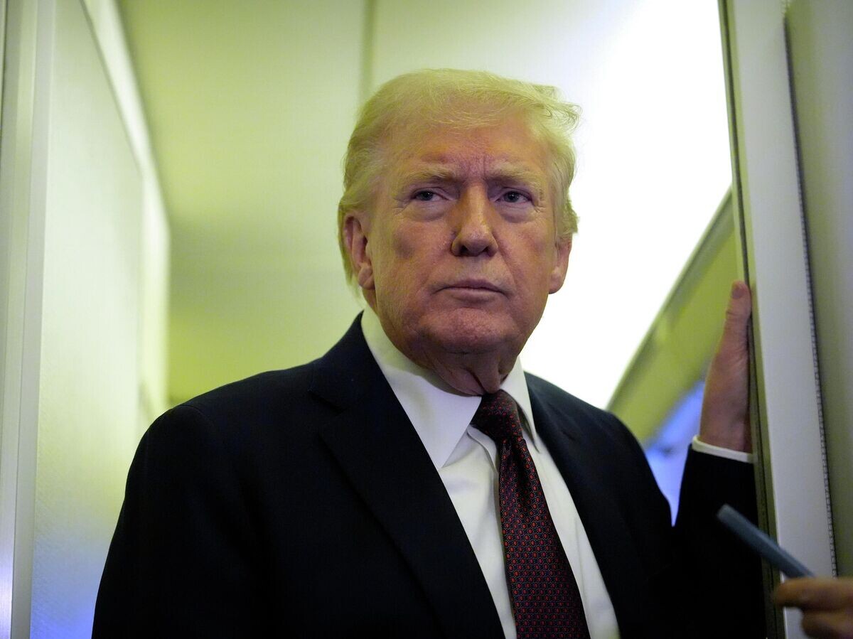    Президент США Дональд Трамп беседует с журналистами на борту Air Force On | © AP Photo / Mark Schiefelbein