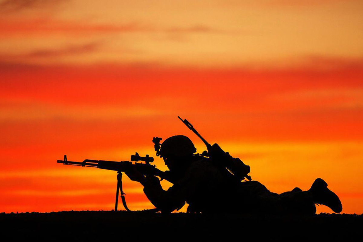 Китайские военные удивились, глядя на пулемет Калашникова.  Фото: Изображение сгенерировано с помощью ИИ / Светлана Возмилова