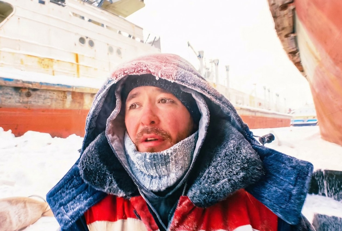 Кирилл на Жатайском судоремонтном заводе: -44°C снаружи, ещё холоднее под кораблём. Фото К. Гизатулина, канал Путь выморозчика