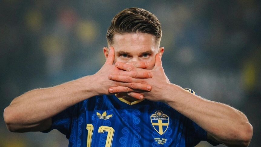    Главный герой матча — форвард сборной Швеции Виктор Дьёкереш. Фото: Svensk Fotboll/x.com