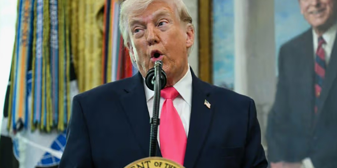 «Я его терпеть не мог»: Трамп уничижительно спародировал потерявшегося на сцене Байдена