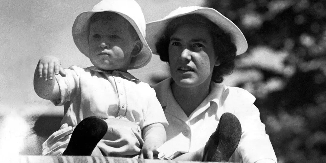 Заменила мать: кто занимался воспитанием принца Чарльза, пока Елизавета царствовала