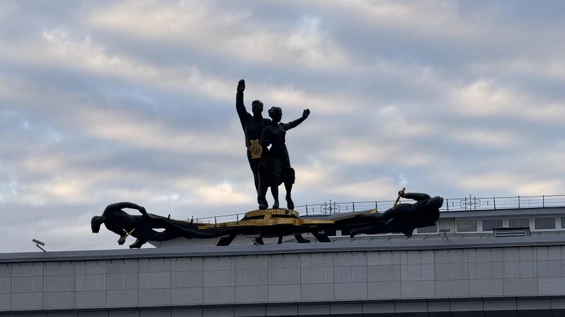     Площадь Сахарова. Театр драмы Федор Позников