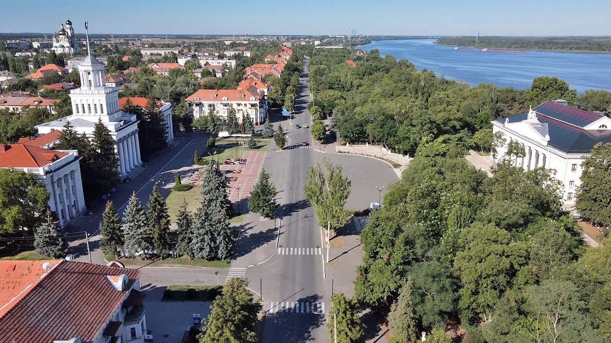 и визитная карточка города. Исторический центр Новой Каховки (застройка 1951–1956 годов) — это целостный архитектурный ансамбль, внесенный в перечень мировых памятников архитектуры как пример города, возведенного по единому плану (таких городов в мире всего три: Санкт-Петербург, Бразилиа и Новая Каховка).