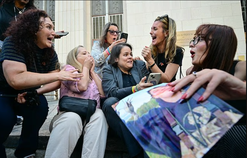 Истцы празднуют победу у здания суда