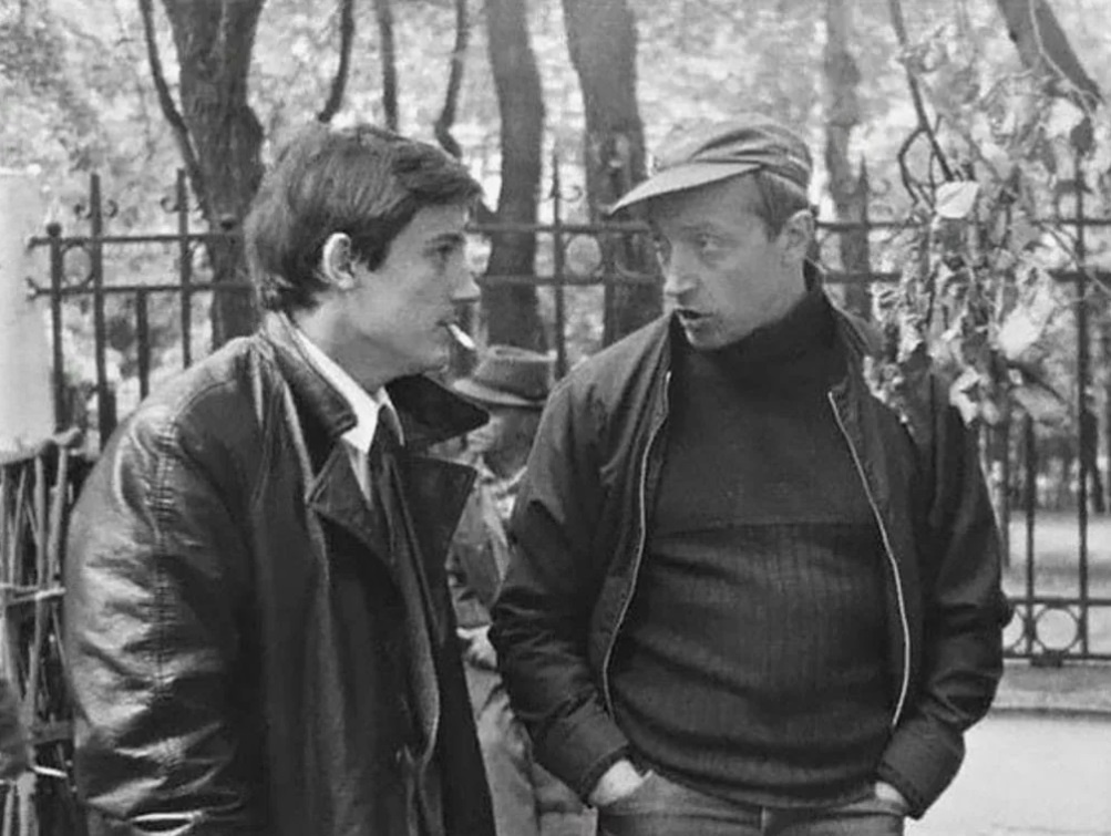 Актер и режиссер Михаил Козаков и молодой актер Олег Меньшиков на съемках "Покровских ворот".