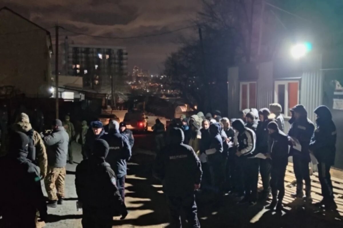    Рейд полиции Владивостока выявил 8 преступлений и 82 нарушения у мигрантов