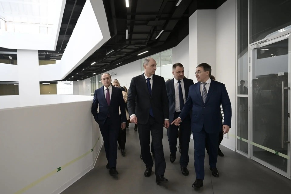    Денис Паслер представил Валерию Фалькову проекты по развитию вузов. Фото: Департамент информационной политики Свердловской области