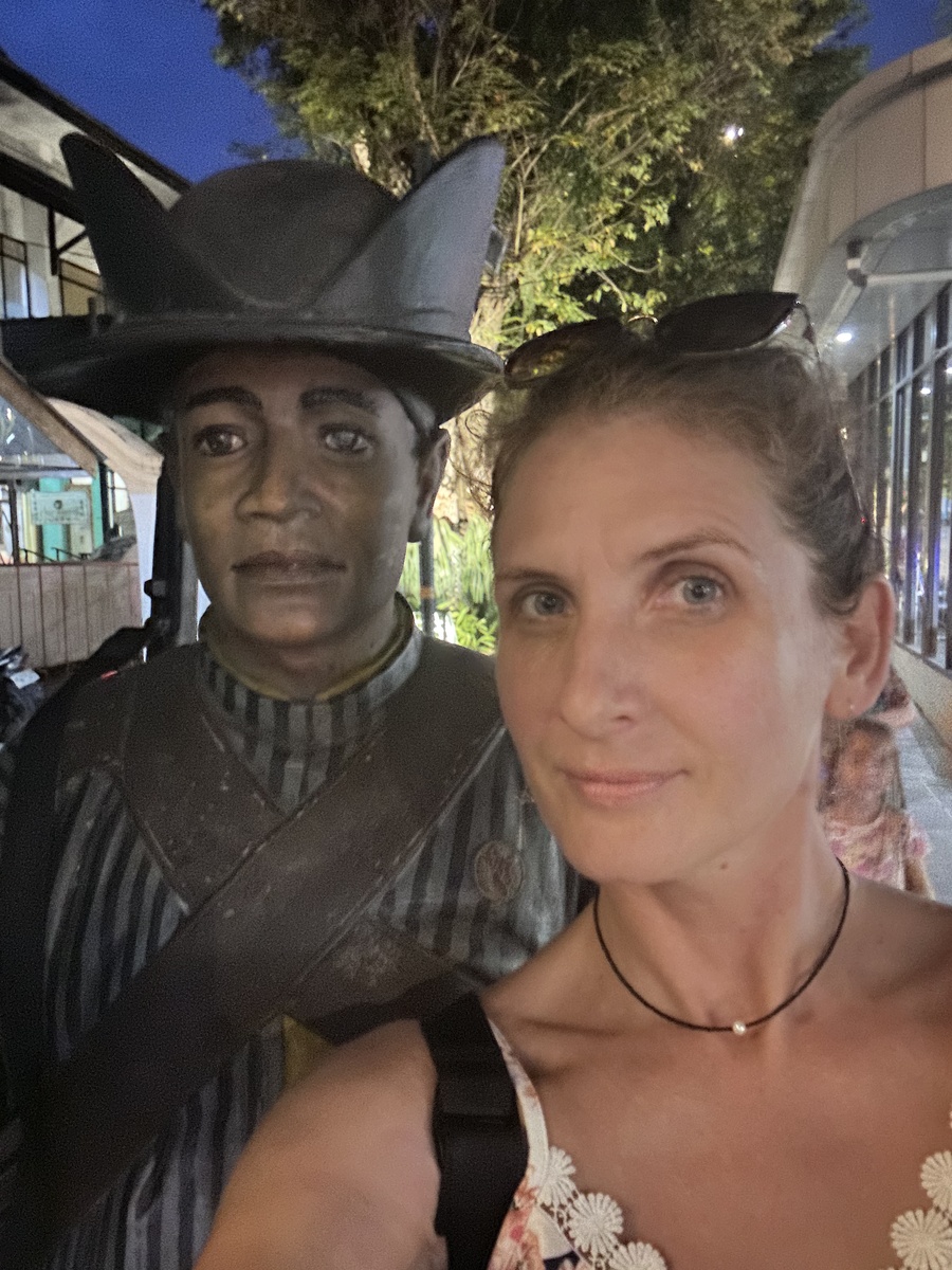 Этот вроде бы каменный и не живой