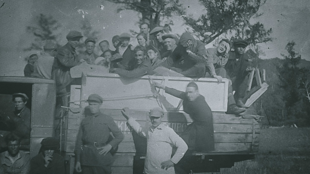 Артисты 1-го совхозно-колхозного театра. Гастроли на грузовике. 1930-е гг. Красноярский край. Красноярский краевой краеведческий музей