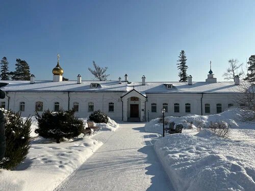 вФото не мое, но именно так выглядело   в день нашей поездки самое старое здание Свято-Успенского мужского монастыря г. Красноярска. В этом здании находится Трапезная