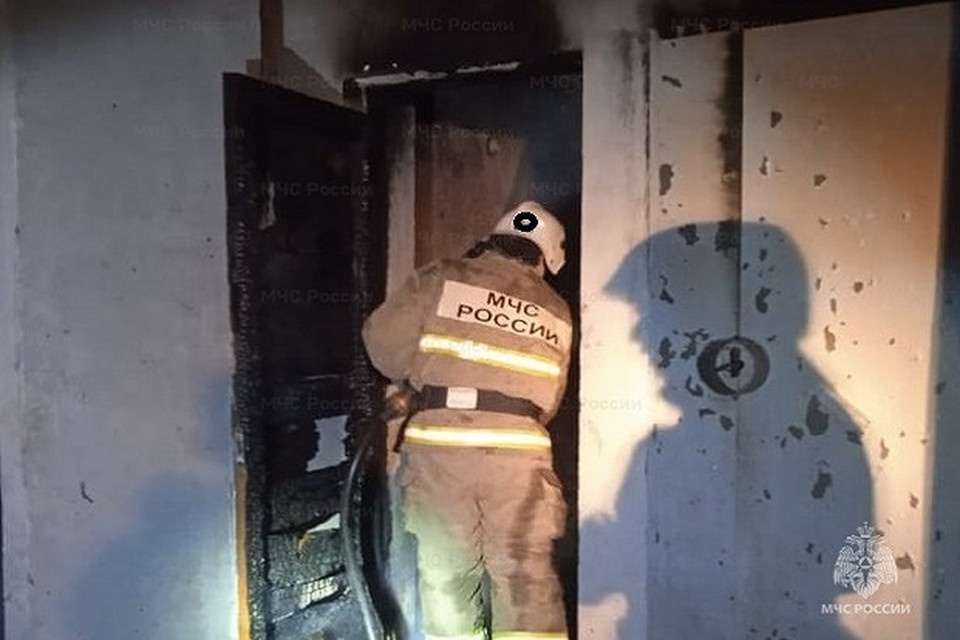    Огонь вспыхнул после повреждения электрического щитка в подъезде. Фото: ГУ МЧС России по Свердловской области