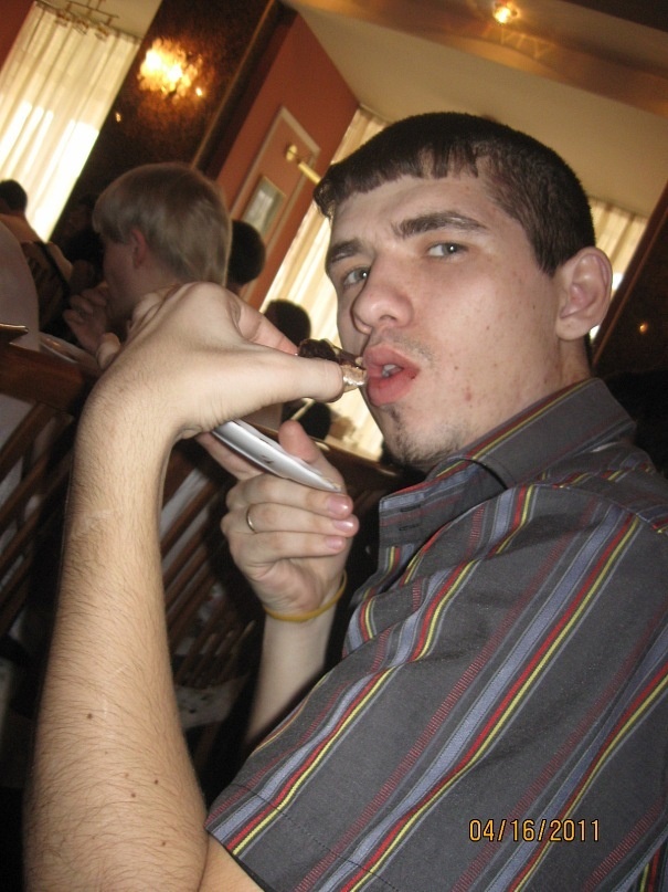 Тут видно шрам на правой брови - это от пластинки)