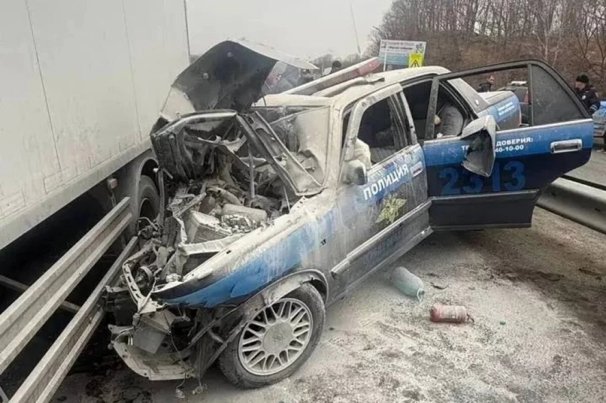    После аварии полицейская машина загорелась.