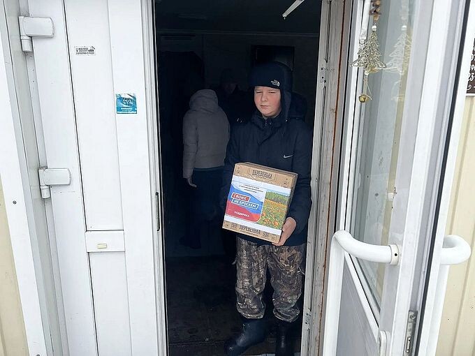 Мальчик несёт посылку