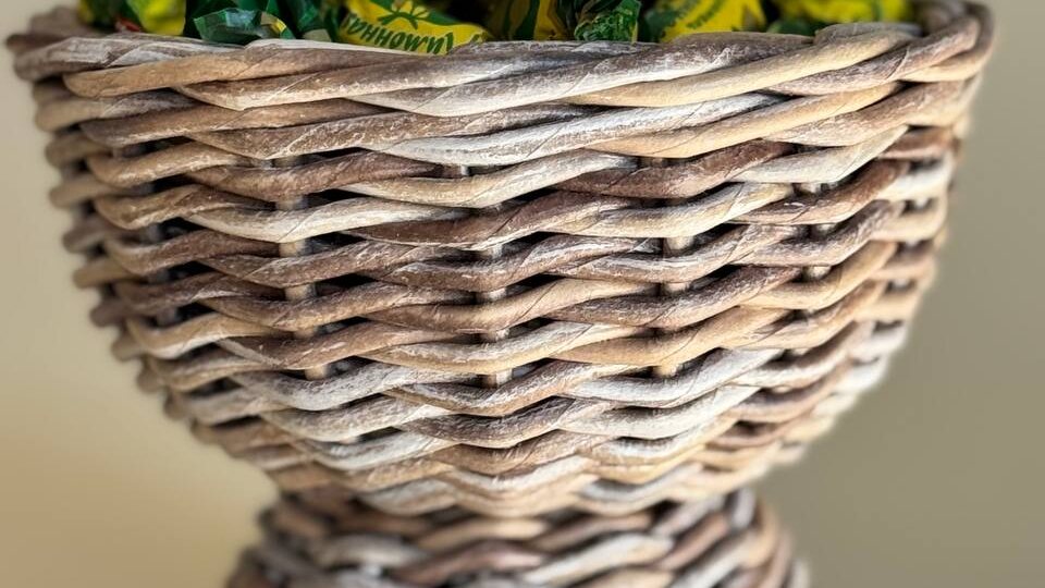 Как сплести конфетницу из бумажной лозы