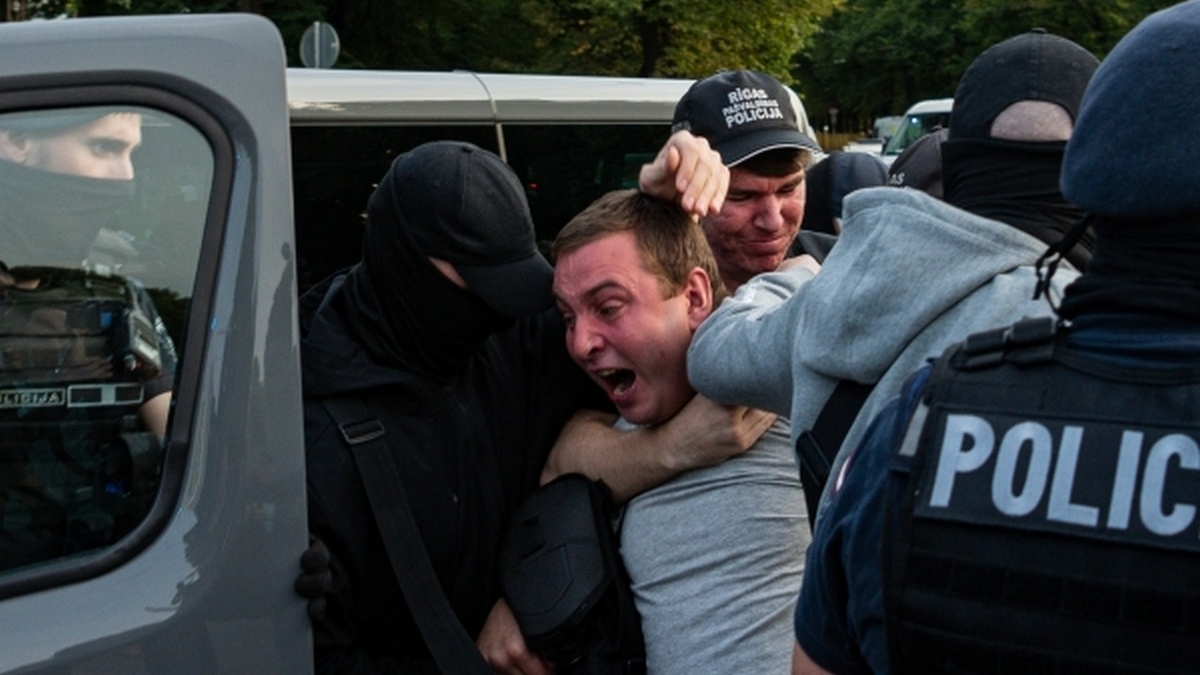    Сотрудники полиции задерживают одного из участников акции против сноса памятника освободителям Советской Латвии и Риги от немецко-фашистских захватчиков, 2022 г.