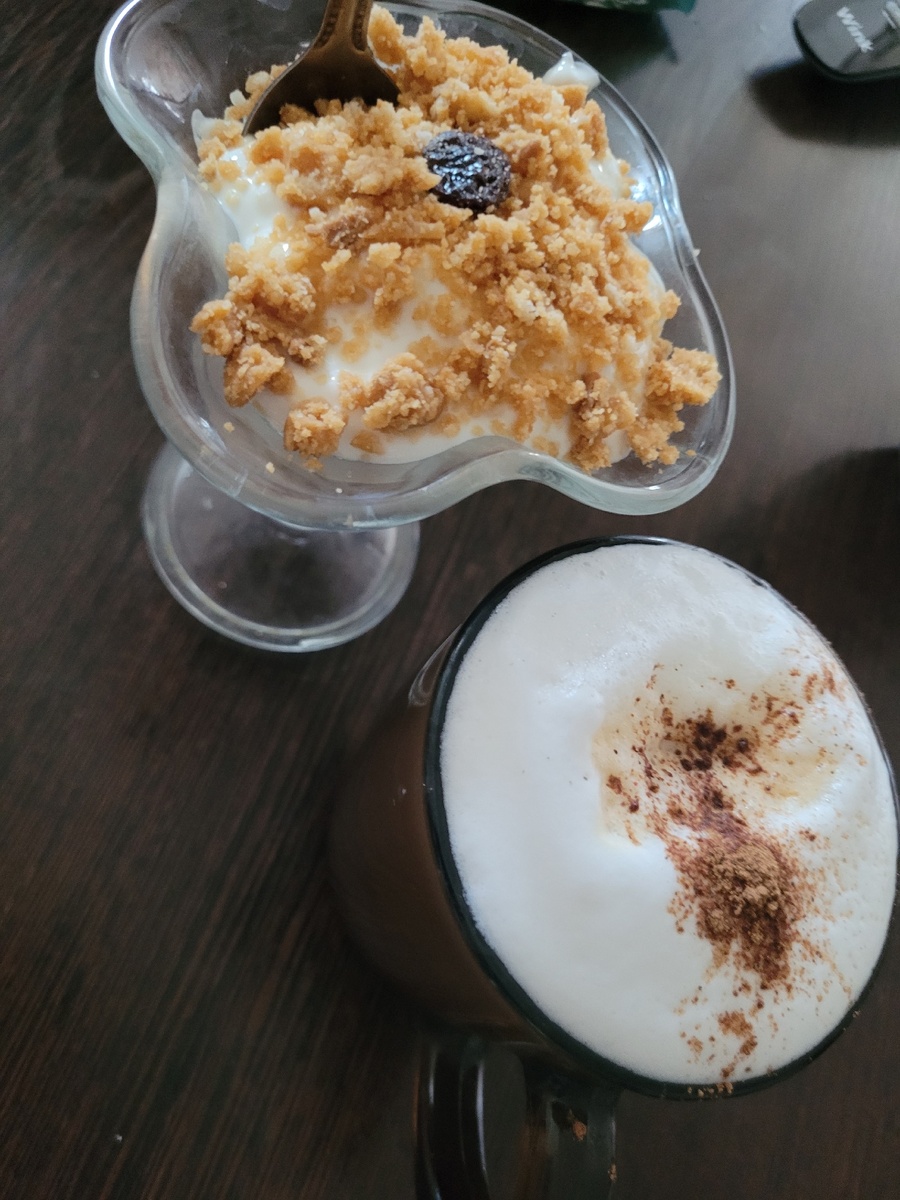 Завтрак: греческий йогурт с орешками и капучино с корицей. 