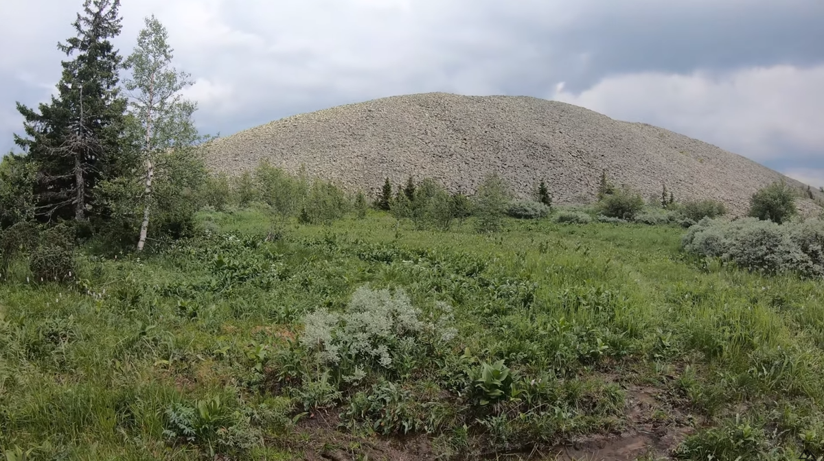 Скрин горы Гроб с грунтовой дороги, с того места, где погибли снегоходчики