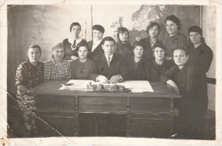 В центре: начальник цеха - Чернышов (к сожалению, имя и отчество не известны; погиб на фронте), слева от Чернышова: Власенко Анастасия Игнатьевна -мастер; рядом с ней: Киричек Прасковья Иннокентьевна - мастер; во втором ряду справа: Худякова Елена Константиновна -начальник ОТК; рядом с ней: Тимошенко Мария Макаровна - техрук. (1941 год)