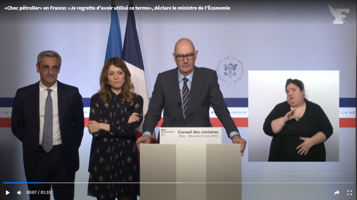 Ролан Лекюр на трибуне.