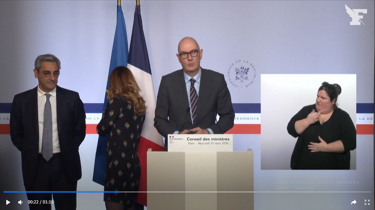 "Глаза бы мои его больше не виделт" (Впрочем, Соломон настаивает, что она просто решила кашлянуть/высморкаться во французский триколор)