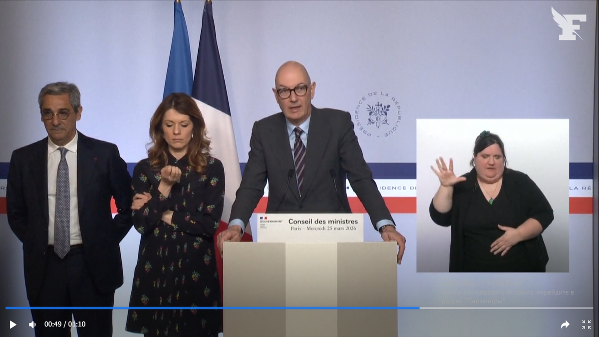 Изучает маникюр.