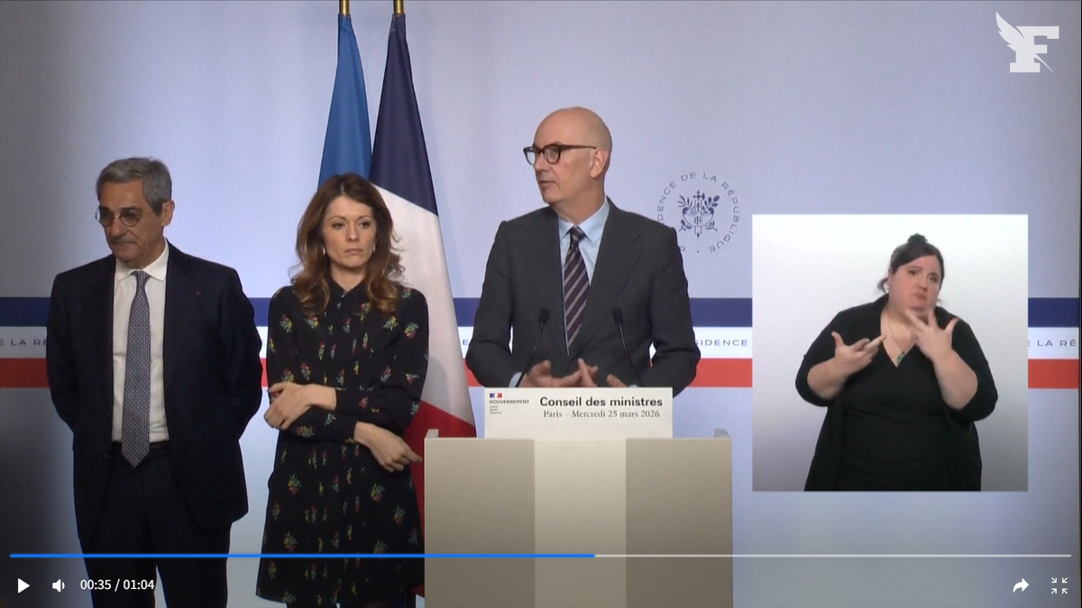 Нервно почесывает локоть.