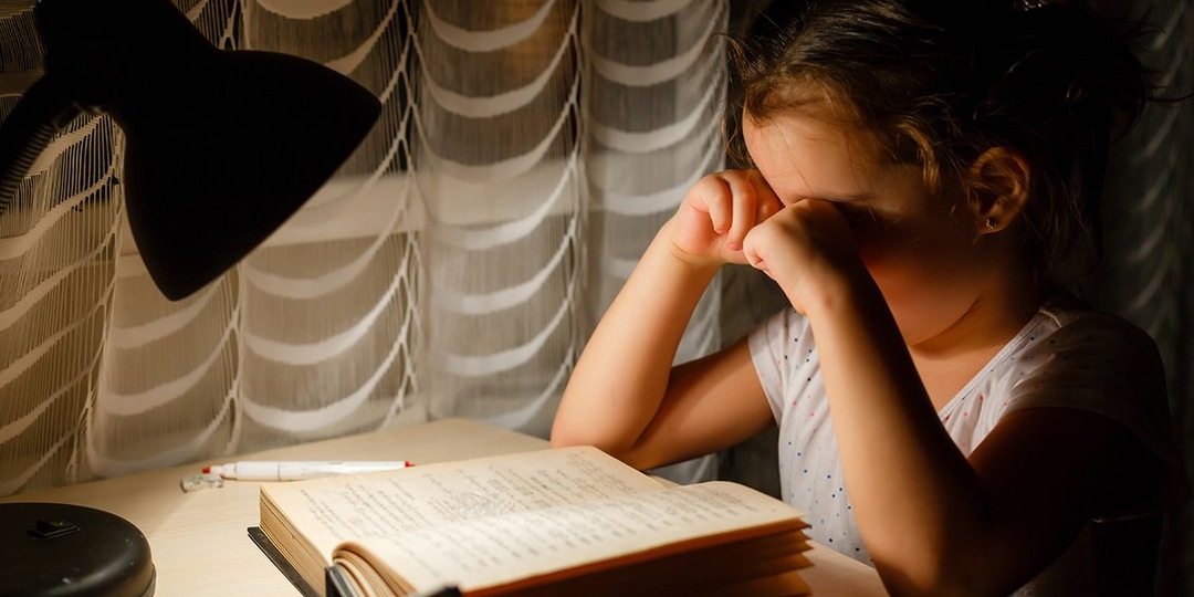 Домашка до полуночи: должны ли родители постоянно помогать с уроками или платить репетитору?