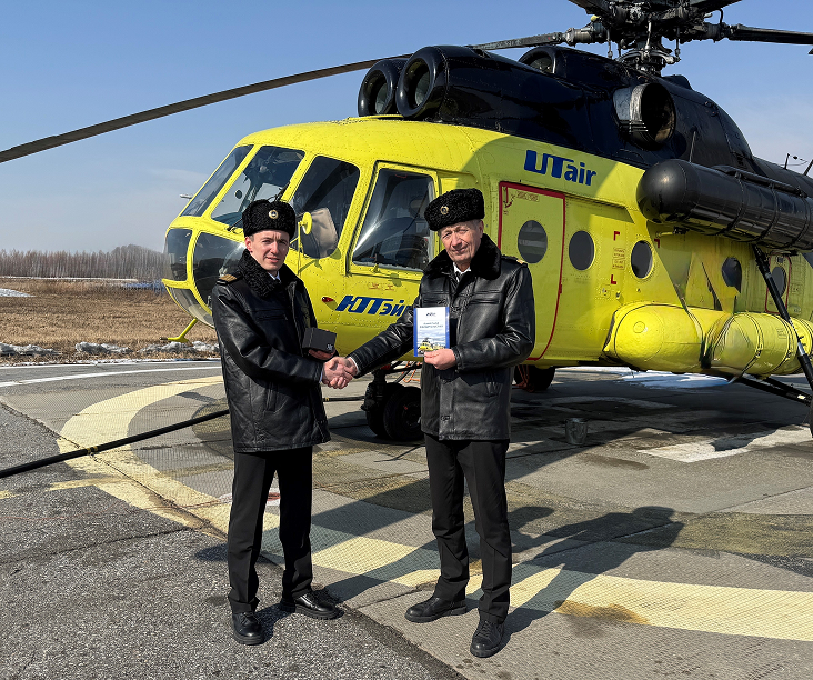 Павел Цигеман, командир Ми-8 летного отряда № 3 и Андрей Овчаренко, командир летного отряда № 3