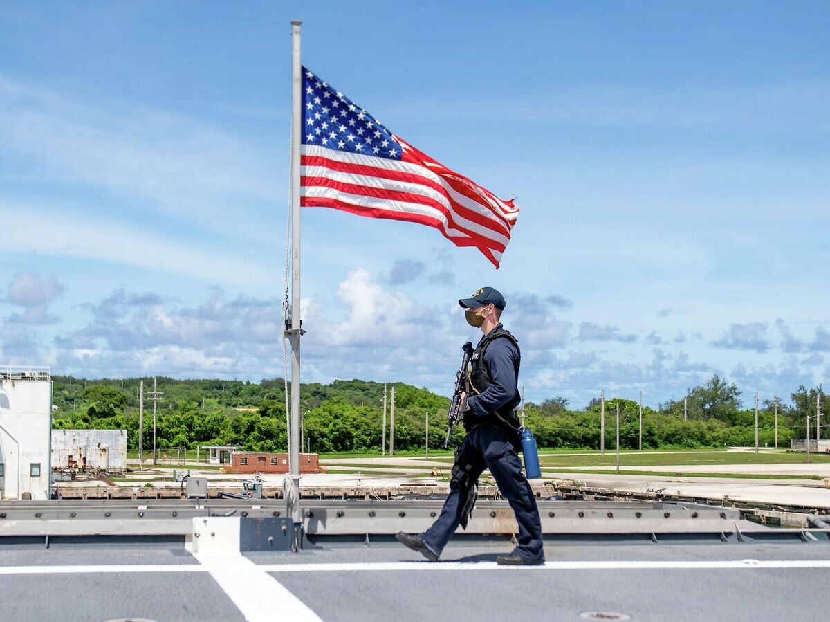 Военная база США на острове Гуам | CC BY 2.0 / Official U.S. Navy Page/Petty Officer 2nd Class Ryan Bre / A Sailor stands watch aboard USS Charleston (LCS 18) in Guam.
