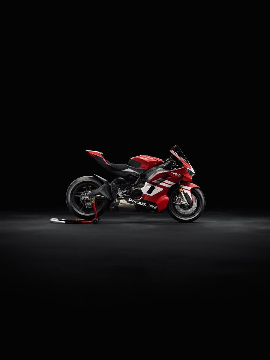 Новый двигатель Desmosedici Stradale R 1100 мощностью 228 лошадиных сил, а в гоночной версии — 247 л.с.