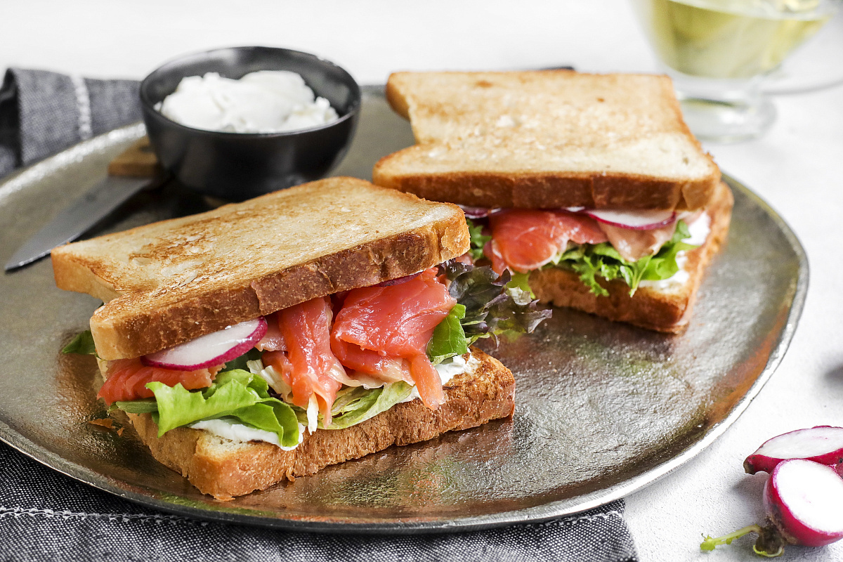 Тосты с форелью, редисом и творожным сыром