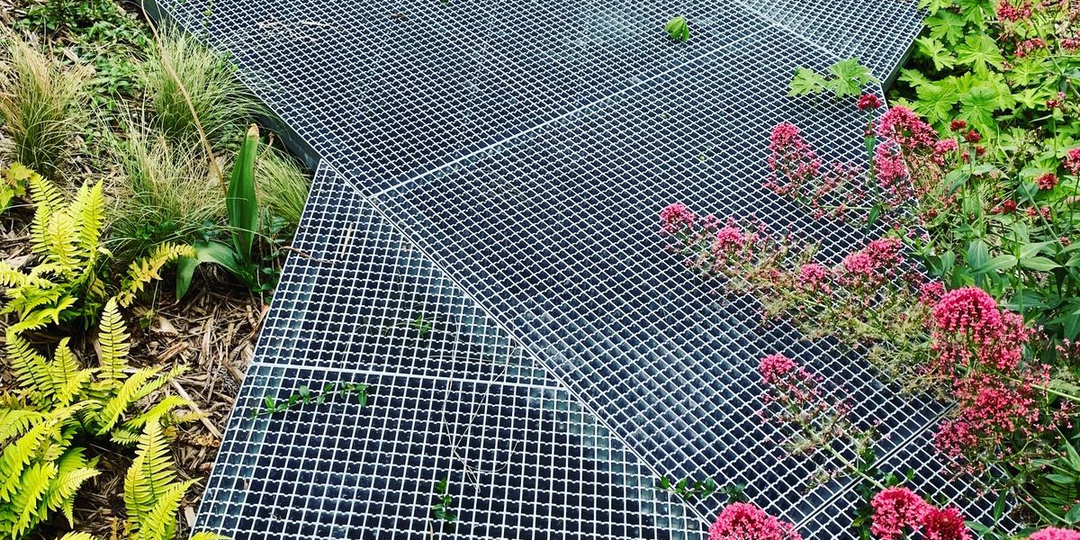 Как сделать дорожки на даче, чтобы не было грязи: 3 рабочих способа