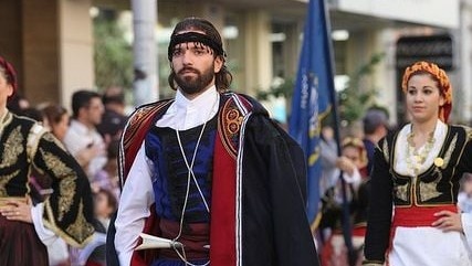 Греческий остров Крит. Обратите внимание на сарики, которые в начале XX века превратились в вязаную шапочку с бахромой-"слезами"