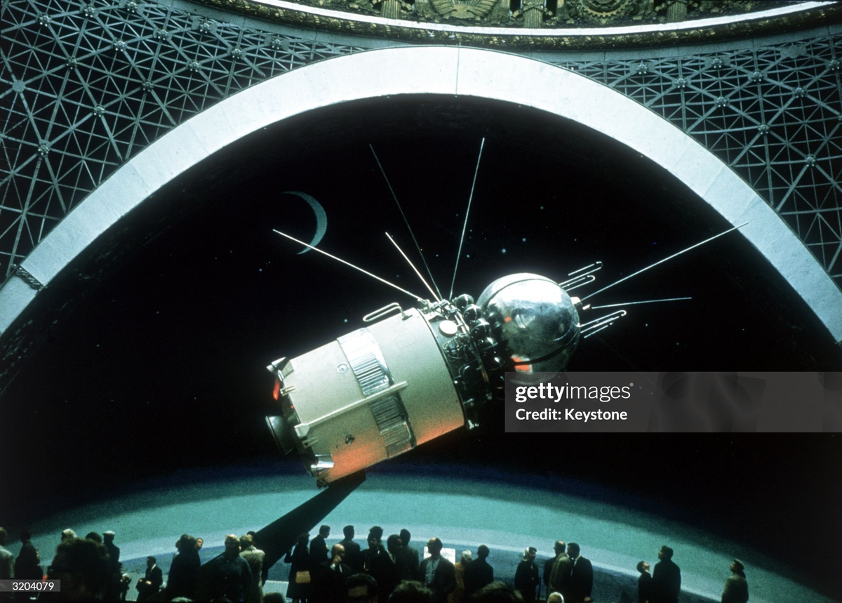 Модель "Луны-2" на выставке в Москве в 1967 году. Все изображения принадлежат их авторам, и приведены в ознакомительных целях.