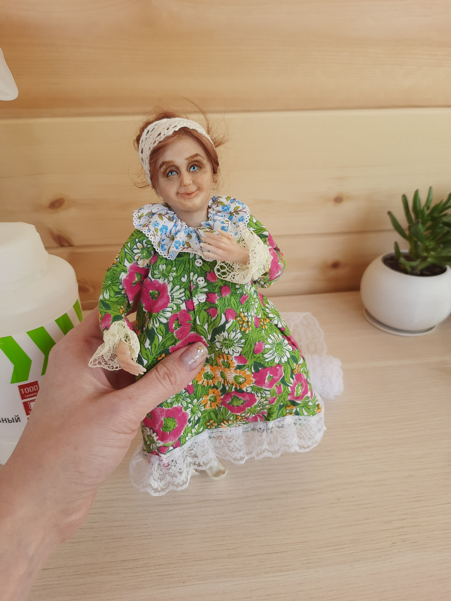 Пока что имеется дисбаланс в прическе, но это пока не важно