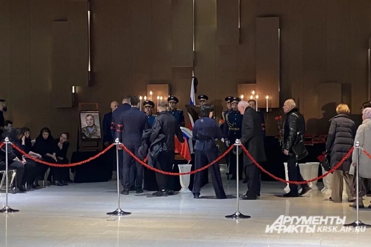    Сотни людей пришли проститься с депутатом Госдумы Юрием Швыткиным