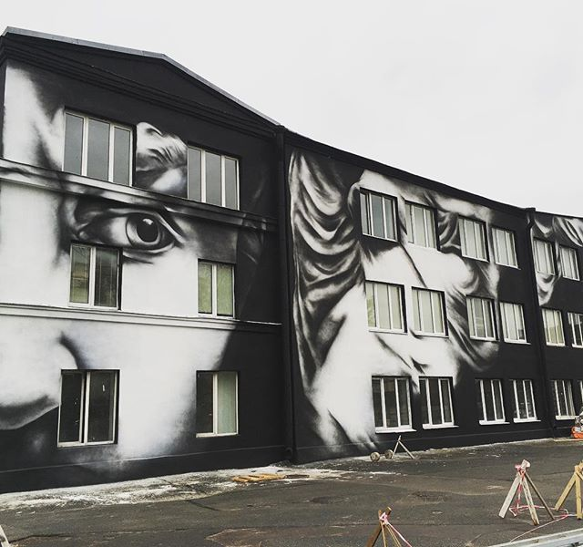 Голова Давида: чёрно-белая роспись здания